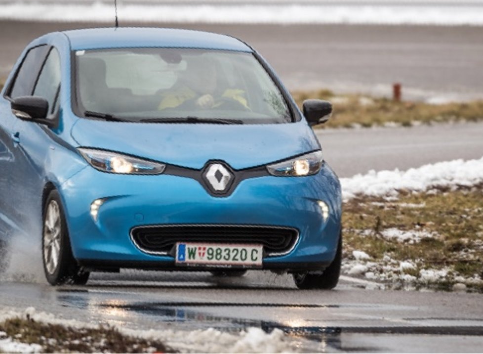 Blaues E-Auto in der Geraden unterwegs