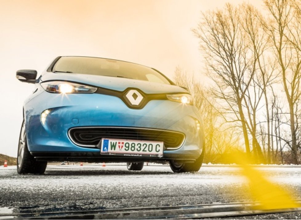 Blaues E-Auto von vorne aus der Mausperspektive