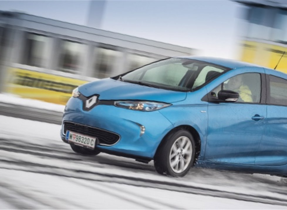 Blause E-Auto, das in der Kurve fährt